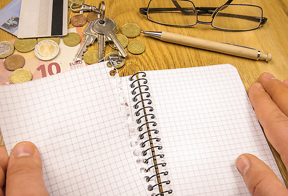 포토 JPG 해외이미지 손 안경 컨셉 돈 비즈니스 텍스트 탁자 아이디어 프레임 나선형 사람없음 목재 금융 펜 동전 공책 공백 수학 계산 계획 준비 페이지 시트 구성 경제학 카피스페이스 해외202004 해외포토 나무 잡화 교육 가구 무늬 재료 교과목 문구용품 신체부위 경제 필기구 재산 파일형식 이미지허브