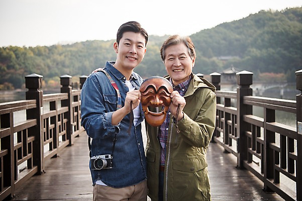 포토 JPG 주간 노년 남자 아들 여행 가족 서기 웃음 들기 상반신 성인 야외 두명 앞모습 아웃포커스 30대 한국인 가을 아빠 60대 하회탈 안동 부자지간 성인남자만 안동호 월영교 국내포토 자연요소 계절 호수 뷰포인트 관계 모션 촬영기법 표정 사람 동양인 장년 다리_건축물 경상북도 탈 남자만 성인만 파일형식