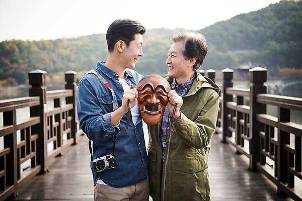 포토 JPG 주간 노년 남자 아들 여행 가족 서기 웃음 들기 상반신 성인 야외 두명 앞모습 아웃포커스 30대 마주보기 한국인 가을 아빠 60대 하회탈 안동 부자지간 성인남자만 안동호 월영교 국내포토 자연요소 계절 호수 뷰포인트 관계 모션 촬영기법 표정 사람 동양인 장년 다리_건축물 경상북도 탈 남자만 성인만 파일형식