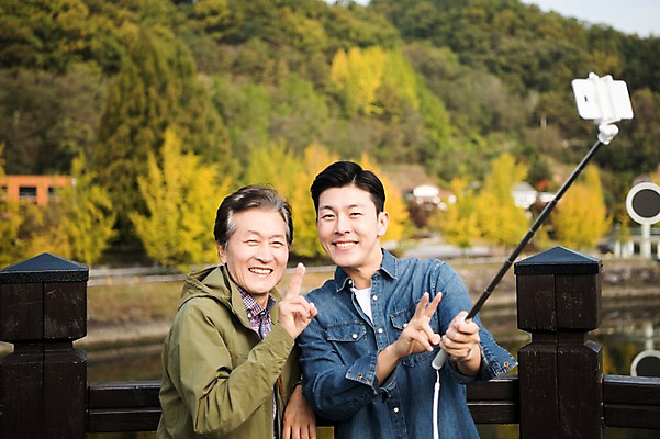 포토 JPG 주간 나무 노년 남자 아들 여행 가족 서기 웃음 들기 상반신 성인 야외 두명 앞모습 아웃포커스 30대 한국인 가을 아빠 60대 브이 셀카봉 안동 부자지간 성인남자만 안동호 월영교 국내포토 자연요소 식물 계절 호수 뷰포인트 관계 모션 촬영기법 표정 사람 동양인 손짓 장년 다리_건축물 경상북도 남자만 성인만 파일형식