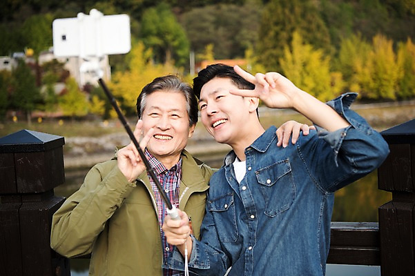 포토 JPG 주간 노년 남자 아들 여행 가족 서기 웃음 들기 상반신 성인 야외 두명 앞모습 아웃포커스 30대 한국인 가을 아빠 60대 셀프카메라 브이 셀카봉 안동 부자지간 성인남자만 안동호 월영교 국내포토 자연요소 계절 호수 뷰포인트 관계 모션 촬영기법 표정 사람 동양인 손짓 장년 사진촬영 다리_건축물 경상북도 남자만 성인만 파일형식