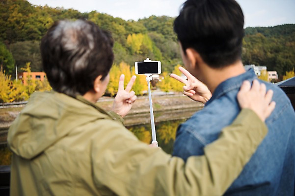 포토 JPG 주간 나무 노년 남자 아들 여행 가족 서기 상반신 성인 야외 두명 뒷모습 아웃포커스 30대 스마트폰 다정 한국인 가을 아빠 60대 셀프카메라 브이 셀카봉 안동 부자지간 성인남자만 어깨에손 안동호 월영교 국내포토 자연요소 식물 계절 호수 뷰포인트 컨셉 관계 모션 촬영기법 사람 동양인 손짓 장년 핸드폰 스마트기기 사진촬영 다리_건축물 경상북도 남자만 성인만 파일형식