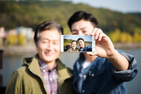 포토 JPG 주간 노년 남자 아들 여행 가족 서기 들기 상반신 성인 야외 두명 앞모습 아웃포커스 30대 스마트폰 한국인 가을 아빠 60대 셀프카메라 안동 부자지간 성인남자만 안동호 월영교 국내포토 자연요소 계절 호수 뷰포인트 관계 모션 촬영기법 사람 동양인 장년 핸드폰 스마트기기 사진촬영 다리_건축물 경상북도 남자만 성인만 파일형식