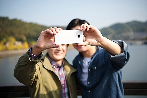 포토 JPG 주간 노년 남자 아들 여행 가족 서기 들기 상반신 성인 야외 두명 앞모습 아웃포커스 30대 스마트폰 한국인 가을 아빠 60대 셀프카메라 안동 부자지간 성인남자만 안동호 월영교 국내포토 자연요소 계절 호수 뷰포인트 관계 모션 촬영기법 사람 동양인 장년 핸드폰 스마트기기 사진촬영 다리_건축물 경상북도 남자만 성인만 파일형식