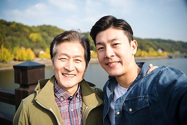 포토 JPG 주간 노년 남자 아들 여행 가족 서기 웃음 상반신 성인 야외 두명 앞모습 아웃포커스 30대 한국인 가을 아빠 60대 안동 부자지간 성인남자만 어깨에손 안동호 월영교 국내포토 자연요소 계절 호수 뷰포인트 관계 모션 촬영기법 표정 사람 동양인 장년 다리_건축물 경상북도 남자만 성인만 파일형식