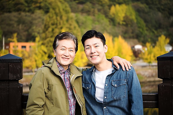 포토 JPG 주간 나무 노년 남자 아들 여행 난간 가족 어깨동무 서기 웃음 상반신 성인 야외 두명 앞모습 아웃포커스 30대 기댐 다정 한국인 가을 아빠 60대 안동 부자지간 성인남자만 안동호 월영교 국내포토 자연요소 식물 계절 호수 뷰포인트 포즈 컨셉 관계 모션 촬영기법 표정 사람 동양인 장년 다리_건축물 경상북도 남자만 성인만 파일형식