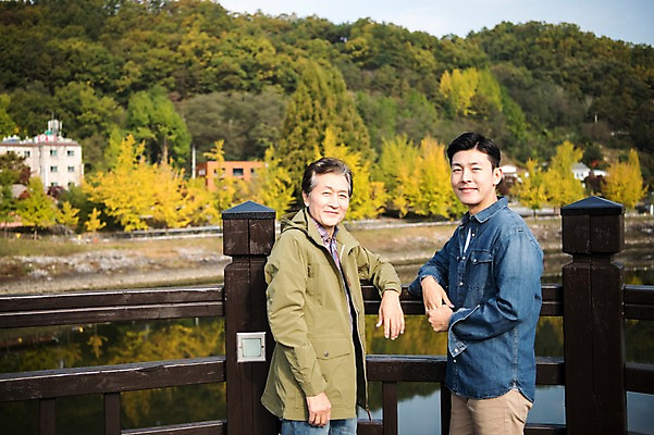 포토 JPG 주간 나무 노년 남자 아들 여행 가족 서기 미소 상반신 성인 야외 두명 옆모습 아웃포커스 30대 기댐 한국인 가을 아빠 60대 안동 가교 부자지간 성인남자만 안동호 월영교 국내포토 자연요소 식물 건축물 계절 호수 뷰포인트 관계 모션 촬영기법 표정 사람 동양인 장년 다리_건축물 경상북도 남자만 성인만 파일형식