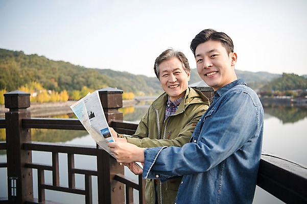 포토 JPG 주간 나무 노년 남자 아들 여행 지도 가족 서기 미소 들기 팜플렛 상반신 성인 야외 두명 옆모습 아웃포커스 30대 기댐 한국인 가을 아빠 60대 안동 가교 부자지간 성인남자만 안동호 월영교 국내포토 자연요소 식물 건축물 계절 호수 뷰포인트 관계 모션 촬영기법 표정 사람 동양인 장년 다리_건축물 경상북도 남자만 성인만 파일형식