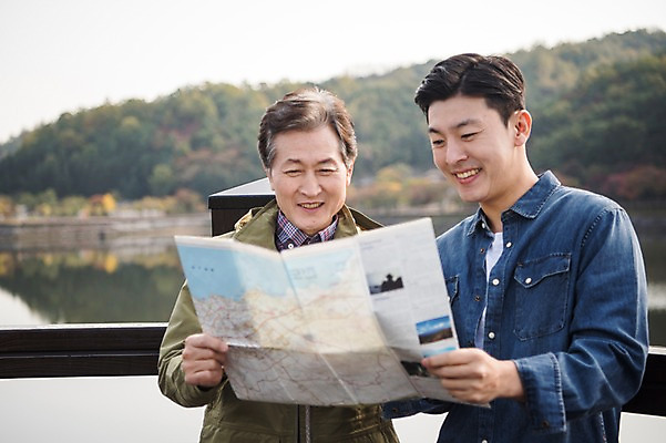포토 JPG 주간 나무 응시 노년 남자 아들 여행 지도 가족 서기 웃음 들기 팜플렛 상반신 성인 야외 두명 앞모습 아웃포커스 30대 한국인 가을 아빠 60대 안동 부자지간 성인남자만 안동호 월영교 국내포토 자연요소 식물 시선 계절 호수 뷰포인트 관계 모션 촬영기법 표정 사람 동양인 장년 다리_건축물 경상북도 남자만 성인만 파일형식