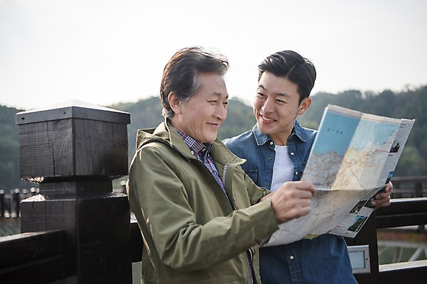 포토 JPG 주간 응시 노년 남자 아들 여행 지도 난간 가족 서기 웃음 들기 상반신 성인 야외 두명 앞모습 옆모습 30대 기댐 한국인 가을 아빠 60대 안동 부자지간 성인남자만 안동호 월영교 국내포토 자연요소 시선 계절 호수 뷰포인트 관계 모션 표정 사람 동양인 장년 다리_건축물 경상북도 남자만 성인만 파일형식