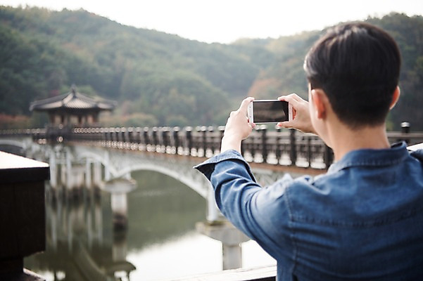 포토 JPG 주간 남자 여행 산 한명 서기 상반신 성인 야외 뒷모습 아웃포커스 30대 스마트폰 사진촬영 한국인 가을 안동 가교 성인남자한명만 안동호 월영교 국내포토 자연요소 1 건축물 계절 호수 뷰포인트 모션 촬영기법 사람 동양인 장년 핸드폰 스마트기기 촬영 다리_건축물 경상북도 남자한명만 성인남자만 파일형식