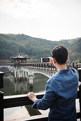 포토 JPG 주간 남자 여행 산 한명 서기 들기 상반신 성인 야외 뒷모습 아웃포커스 30대 스마트폰 사진촬영 한국인 가을 안동 성인남자한명만 안동호 월영교 국내포토 자연요소 1 계절 호수 뷰포인트 모션 촬영기법 사람 동양인 장년 핸드폰 스마트기기 촬영 다리_건축물 경상북도 남자한명만 성인남자만 파일형식