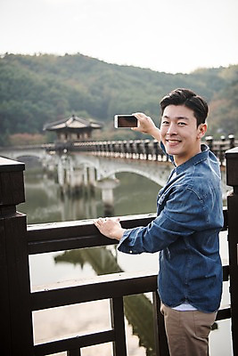 포토 JPG 주간 남자 여행 한명 서기 미소 들기 상반신 성인 야외 옆모습 아웃포커스 30대 스마트폰 사진촬영 한국인 가을 안동 가교 성인남자한명만 안동호 월영교 국내포토 자연요소 1 건축물 계절 호수 뷰포인트 모션 촬영기법 표정 사람 동양인 장년 핸드폰 스마트기기 촬영 다리_건축물 경상북도 남자한명만 성인남자만 파일형식