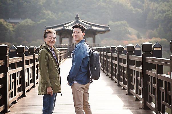 포토 JPG 주간 나무 노년 남자 아들 여행 가족 산 서기 웃음 상반신 성인 야외 두명 옆모습 30대 걷기 산책 한국인 가을 아빠 60대 안동 가교 부자지간 성인남자만 안동호 월영교 국내포토 자연요소 식물 건축물 계절 호수 뷰포인트 관계 모션 휴식 표정 사람 동양인 장년 다리_건축물 경상북도 남자만 성인만 파일형식