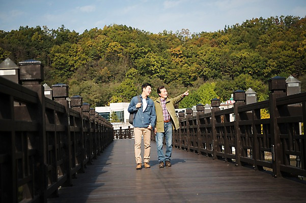 포토 JPG 주간 전신 나무 노년 남자 아들 여행 가족 산 웃음 성인 야외 두명 앞모습 30대 걷기 산책 한국인 가을 아빠 60대 안동 가교 부자지간 성인남자만 안동호 월영교 국내포토 자연요소 식물 건축물 계절 호수 뷰포인트 관계 모션 휴식 표정 사람 동양인 장년 다리_건축물 경상북도 남자만 성인만 파일형식