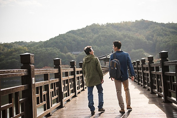 포토 JPG 주간 전신 나무 노년 남자 아들 여행 가족 산 성인 야외 두명 뒷모습 30대 걷기 다정 산책 한국인 가을 아빠 60대 안동 가교 부자지간 성인남자만 안동호 월영교 국내포토 자연요소 식물 건축물 계절 호수 뷰포인트 컨셉 관계 모션 휴식 사람 동양인 장년 다리_건축물 경상북도 남자만 성인만 파일형식
