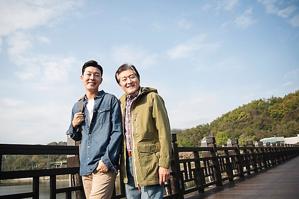 포토 JPG 주간 나무 노년 남자 아들 여행 가족 산 미소 상반신 성인 야외 두명 앞모습 30대 걷기 산책 한국인 가을 아빠 60대 안동 가교 부자지간 성인남자만 안동호 월영교 국내포토 자연요소 식물 건축물 계절 호수 뷰포인트 관계 모션 휴식 표정 사람 동양인 장년 다리_건축물 경상북도 남자만 성인만 파일형식