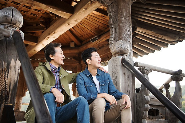 포토 JPG 주간 응시 노년 남자 아들 여행 가족 휴식 웃음 앉기 상반신 성인 야외 두명 앞모습 30대 다정 한국인 가을 아빠 60대 정자 안동 부자지간 성인남자만 어깨에손 안동호 월영교 국내포토 자연요소 건축물 시선 계절 호수 뷰포인트 컨셉 관계 모션 표정 사람 동양인 장년 다리_건축물 경상북도 남자만 성인만 파일형식