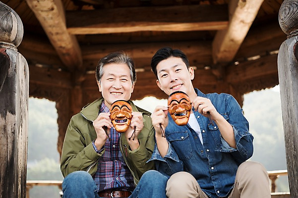 포토 JPG 주간 노년 남자 아들 여행 가족 웃음 들기 앉기 상반신 성인 야외 두명 앞모습 아웃포커스 30대 한국인 가을 아빠 60대 정자 하회탈 안동 부자지간 성인남자만 안동호 월영교 국내포토 자연요소 건축물 계절 호수 뷰포인트 관계 모션 촬영기법 표정 사람 동양인 장년 다리_건축물 경상북도 탈 남자만 성인만 파일형식