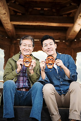 포토 JPG 주간 노년 남자 아들 여행 가족 미소 들기 앉기 상반신 성인 야외 두명 앞모습 30대 한국인 가을 아빠 60대 정자 하회탈 안동 부자지간 성인남자만 안동호 월영교 국내포토 자연요소 건축물 계절 호수 뷰포인트 관계 모션 표정 사람 동양인 장년 다리_건축물 경상북도 탈 남자만 성인만 파일형식