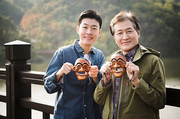 포토 JPG 주간 노년 남자 아들 여행 가족 서기 미소 들기 상반신 성인 야외 두명 앞모습 아웃포커스 30대 기댐 한국인 가을 아빠 60대 하회탈 안동 가교 부자지간 성인남자만 안동호 월영교 국내포토 자연요소 건축물 계절 호수 뷰포인트 관계 모션 촬영기법 표정 사람 동양인 장년 다리_건축물 경상북도 탈 남자만 성인만 파일형식