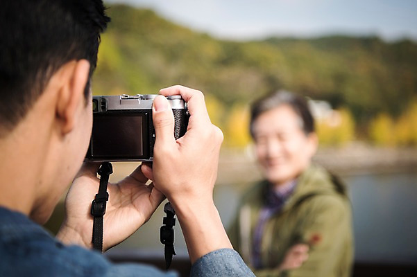 포토 JPG 주간 노년 남자 아들 여행 가족 산 서기 들기 상반신 성인 야외 두명 앞모습 뒷모습 아웃포커스 30대 카메라 사진촬영 한국인 가을 아빠 60대 안동 가교 부자지간 성인남자만 안동호 월영교 국내포토 자연요소 건축물 계절 호수 뷰포인트 관계 모션 촬영기법 사람 동양인 장년 전자제품 촬영 다리_건축물 경상북도 남자만 성인만 파일형식