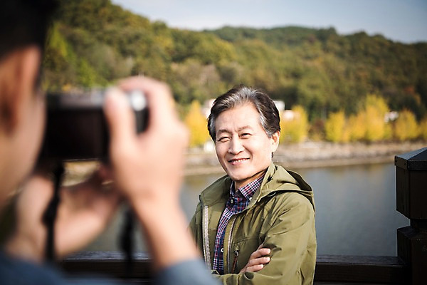 포토 JPG 주간 노년 남자 아들 여행 가족 산 서기 미소 들기 상반신 성인 야외 두명 앞모습 뒷모습 아웃포커스 30대 카메라 사진촬영 한국인 가을 아빠 60대 안동 가교 부자지간 성인남자만 안동호 월영교 국내포토 자연요소 건축물 계절 호수 뷰포인트 관계 모션 촬영기법 표정 사람 동양인 장년 전자제품 촬영 다리_건축물 경상북도 남자만 성인만 파일형식