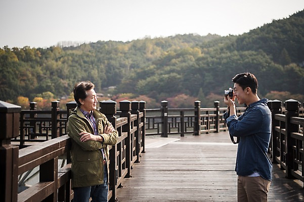 포토 JPG 주간 노년 남자 아들 여행 가족 산 서기 미소 들기 상반신 성인 야외 두명 옆모습 아웃포커스 30대 카메라 사진촬영 한국인 가을 아빠 60대 안동 가교 부자지간 성인남자만 안동호 월영교 국내포토 자연요소 건축물 계절 호수 뷰포인트 관계 모션 촬영기법 표정 사람 동양인 장년 전자제품 촬영 다리_건축물 경상북도 남자만 성인만 파일형식
