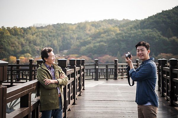 포토 JPG 주간 노년 남자 아들 여행 가족 산 서기 미소 들기 상반신 성인 야외 두명 옆모습 아웃포커스 30대 카메라 사진촬영 한국인 가을 아빠 60대 안동 가교 부자지간 성인남자만 안동호 월영교 국내포토 자연요소 건축물 계절 호수 뷰포인트 관계 모션 촬영기법 표정 사람 동양인 장년 전자제품 촬영 다리_건축물 경상북도 남자만 성인만 파일형식