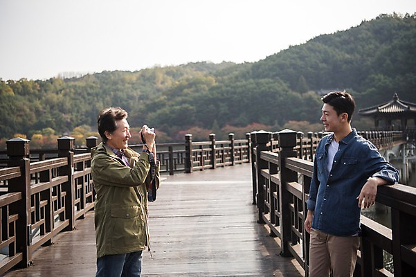 포토 JPG 주간 노년 남자 아들 여행 가족 산 서기 미소 들기 상반신 성인 야외 두명 옆모습 아웃포커스 30대 카메라 사진촬영 한국인 가을 아빠 60대 안동 가교 부자지간 성인남자만 안동호 월영교 국내포토 자연요소 건축물 계절 호수 뷰포인트 관계 모션 촬영기법 표정 사람 동양인 장년 전자제품 촬영 다리_건축물 경상북도 남자만 성인만 파일형식