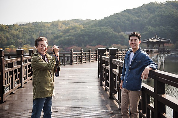 포토 JPG 주간 노년 남자 아들 여행 가족 산 서기 미소 들기 상반신 성인 야외 두명 옆모습 아웃포커스 30대 카메라 사진촬영 기댐 한국인 가을 아빠 60대 안동 가교 부자지간 성인남자만 안동호 월영교 국내포토 자연요소 건축물 계절 호수 뷰포인트 관계 모션 촬영기법 표정 사람 동양인 장년 전자제품 촬영 다리_건축물 경상북도 남자만 성인만 파일형식