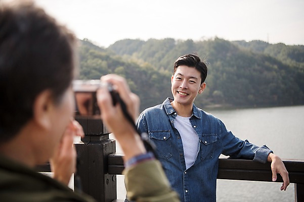 포토 JPG 주간 노년 남자 아들 여행 가족 산 서기 미소 들기 상반신 성인 야외 두명 앞모습 뒷모습 아웃포커스 30대 카메라 사진촬영 기댐 한국인 가을 아빠 60대 안동 가교 부자지간 성인남자만 안동호 월영교 국내포토 자연요소 건축물 계절 호수 뷰포인트 관계 모션 촬영기법 표정 사람 동양인 장년 전자제품 촬영 다리_건축물 경상북도 남자만 성인만 파일형식