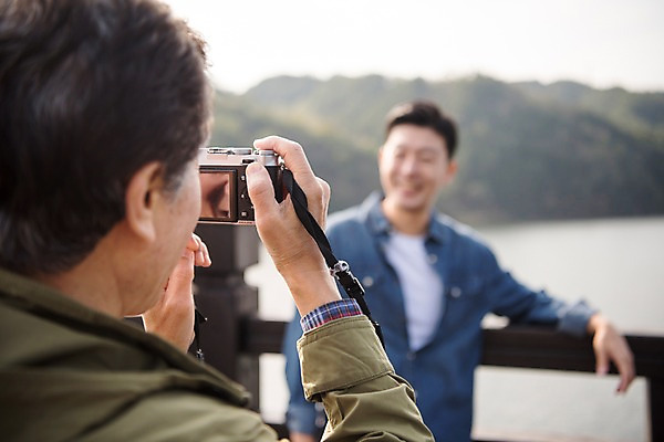 포토 JPG 주간 노년 남자 아들 여행 가족 산 서기 들기 상반신 성인 야외 두명 앞모습 뒷모습 아웃포커스 30대 카메라 사진촬영 기댐 한국인 가을 아빠 60대 안동 가교 부자지간 성인남자만 안동호 월영교 국내포토 자연요소 건축물 계절 호수 뷰포인트 관계 모션 촬영기법 사람 동양인 장년 전자제품 촬영 다리_건축물 경상북도 남자만 성인만 파일형식