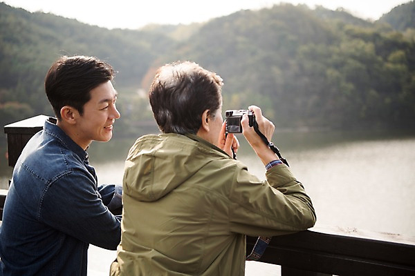 포토 JPG 주간 노년 남자 아들 여행 가족 산 서기 미소 들기 상반신 성인 야외 두명 옆모습 아웃포커스 30대 카메라 사진촬영 한국인 가을 아빠 60대 안동 가교 부자지간 성인남자만 안동호 월영교 국내포토 자연요소 건축물 계절 호수 뷰포인트 관계 모션 촬영기법 표정 사람 동양인 장년 전자제품 촬영 다리_건축물 경상북도 남자만 성인만 파일형식