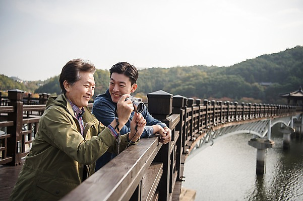 포토 JPG 주간 노년 남자 아들 여행 가족 산 서기 미소 들기 상반신 성인 야외 두명 옆모습 아웃포커스 30대 카메라 사진촬영 한국인 가을 아빠 60대 안동 가교 부자지간 성인남자만 안동호 월영교 국내포토 자연요소 건축물 계절 호수 뷰포인트 관계 모션 촬영기법 표정 사람 동양인 장년 전자제품 촬영 다리_건축물 경상북도 남자만 성인만 파일형식