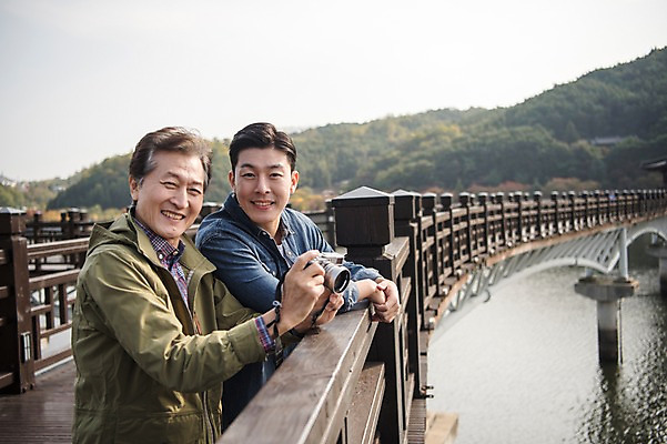 포토 JPG 주간 노년 남자 아들 여행 가족 산 서기 웃음 들기 상반신 성인 야외 두명 옆모습 아웃포커스 30대 카메라 사진촬영 한국인 가을 아빠 60대 안동 가교 부자지간 성인남자만 안동호 월영교 국내포토 자연요소 건축물 계절 호수 뷰포인트 관계 모션 촬영기법 표정 사람 동양인 장년 전자제품 촬영 다리_건축물 경상북도 남자만 성인만 파일형식