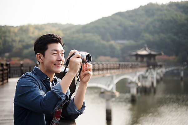 포토 JPG 주간 응시 남자 여행 산 한명 서기 미소 들기 상반신 성인 야외 옆모습 아웃포커스 30대 카메라 사진촬영 한국인 가을 안동 가교 성인남자한명만 안동호 월영교 국내포토 자연요소 1 건축물 시선 계절 호수 뷰포인트 모션 촬영기법 표정 사람 동양인 장년 전자제품 촬영 다리_건축물 경상북도 남자한명만 성인남자만 파일형식