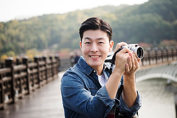 포토 JPG 주간 남자 여행 산 한명 서기 웃음 들기 상반신 성인 야외 옆모습 아웃포커스 30대 카메라 사진촬영 한국인 가을 안동 가교 성인남자한명만 안동호 월영교 국내포토 자연요소 1 건축물 계절 호수 뷰포인트 모션 촬영기법 표정 사람 동양인 장년 전자제품 촬영 다리_건축물 경상북도 남자한명만 성인남자만 파일형식