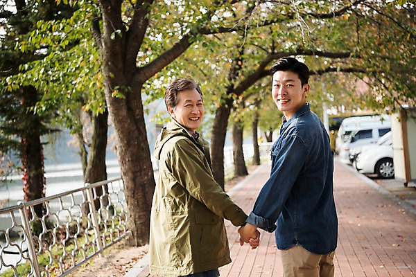 포토 JPG 주간 나무 노년 남자 길 아들 여행 가족 서기 미소 상반신 성인 야외 두명 옆모습 아웃포커스 30대 손잡기 한국인 가을 뒤돌아보기 아빠 60대 안동 부자지간 성인남자만 안동호 월영교 국내포토 자연요소 식물 계절 호수 뷰포인트 관계 모션 촬영기법 표정 사람 동양인 장년 다리_건축물 경상북도 남자만 성인만 파일형식