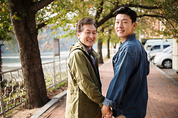 포토 JPG 주간 나무 노년 남자 길 아들 여행 가족 자동차 서기 미소 상반신 성인 야외 두명 옆모습 아웃포커스 30대 손잡기 한국인 가을 뒤돌아보기 아빠 60대 안동 부자지간 성인남자만 안동호 월영교 국내포토 자연요소 식물 계절 호수 육상교통 뷰포인트 관계 모션 촬영기법 표정 사람 동양인 장년 다리_건축물 경상북도 남자만 성인만 파일형식