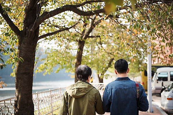 포토 JPG 주간 나무 노년 남자 길 아들 여행 가족 상반신 성인 야외 두명 뒷모습 아웃포커스 30대 걷기 산책 한국인 가을 아빠 60대 안동 부자지간 성인남자만 안동호 월영교 국내포토 자연요소 식물 계절 호수 뷰포인트 관계 모션 휴식 촬영기법 사람 동양인 장년 다리_건축물 경상북도 남자만 성인만 파일형식