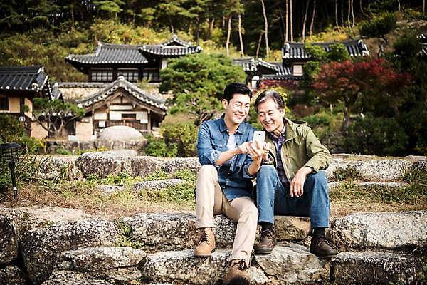포토 JPG 주간 나무 노년 남자 아들 여행 가족 휴식 한옥 들기 앉기 상반신 성인 야외 두명 앞모습 아웃포커스 30대 스마트폰 계단 한국인 가을 아빠 60대 안동 부자지간 성인남자만 군자마을 국내포토 자연요소 식물 한국전통 계절 뷰포인트 컨셉 고건축 관계 모션 촬영기법 사람 동양인 장년 핸드폰 스마트기기 마을 경상북도 남자만 성인만 파일형식