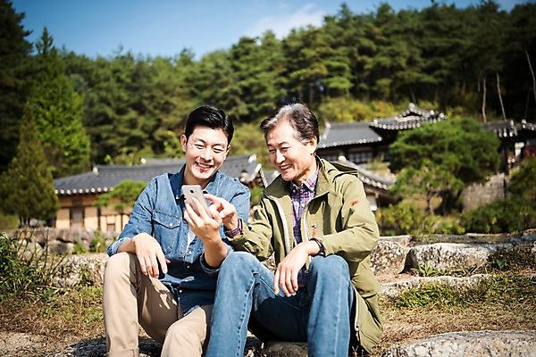 포토 JPG 주간 나무 노년 남자 아들 여행 가족 휴식 들기 앉기 상반신 성인 야외 두명 앞모습 아웃포커스 30대 스마트폰 계단 한국인 가을 아빠 60대 안동 부자지간 성인남자만 군자마을 국내포토 자연요소 식물 계절 뷰포인트 컨셉 관계 모션 촬영기법 사람 동양인 장년 핸드폰 스마트기기 마을 경상북도 남자만 성인만 파일형식
