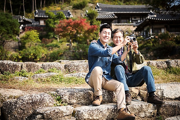포토 JPG 주간 전신 노년 남자 아들 여행 가족 한옥 미소 들기 앉기 성인 야외 두명 앞모습 아웃포커스 30대 카메라 계단 한국인 가을 아빠 60대 안동 부자지간 성인남자만 군자마을 국내포토 자연요소 한국전통 계절 뷰포인트 고건축 관계 모션 촬영기법 표정 사람 동양인 장년 전자제품 마을 경상북도 남자만 성인만 파일형식