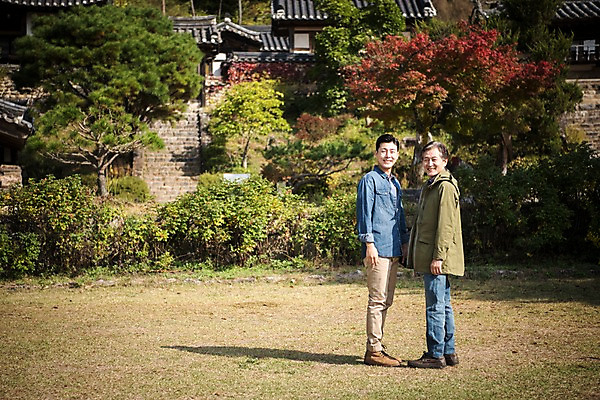 포토 JPG 주간 전신 나무 노년 남자 아들 여행 가족 한옥 서기 미소 잔디 성인 야외 두명 옆모습 아웃포커스 30대 한국인 가을 아빠 60대 안동 부자지간 성인남자만 군자마을 국내포토 자연요소 식물 한국전통 계절 뷰포인트 고건축 관계 모션 촬영기법 표정 사람 동양인 장년 마을 경상북도 남자만 성인만 파일형식