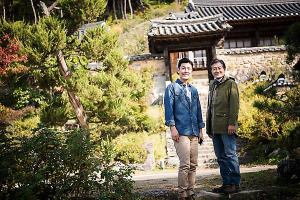 포토 JPG 주간 전신 나무 노년 남자 아들 여행 가족 한옥 서기 미소 성인 야외 두명 옆모습 30대 계단 한국인 가을 아빠 60대 안동 부자지간 성인남자만 군자마을 국내포토 자연요소 식물 한국전통 계절 뷰포인트 고건축 관계 모션 표정 사람 동양인 장년 마을 경상북도 남자만 성인만 파일형식