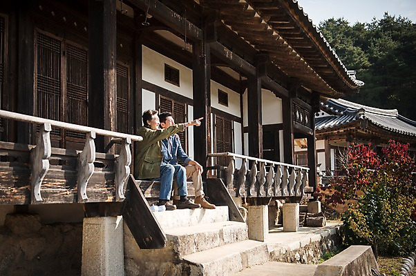 포토 JPG 주간 전신 나무 노년 남자 아들 여행 가족 휴식 한옥 앉기 성인 야외 두명 옆모습 30대 계단 한국인 가을 가리킴 아빠 60대 안동 부자지간 성인남자만 군자마을 국내포토 자연요소 식물 한국전통 계절 뷰포인트 컨셉 고건축 관계 모션 사람 동양인 손짓 장년 마을 경상북도 남자만 성인만 파일형식