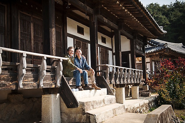 포토 JPG 주간 전신 나무 노년 남자 아들 여행 가족 어깨동무 휴식 한옥 미소 앉기 성인 야외 두명 옆모습 30대 계단 다정 한국인 가을 아빠 60대 안동 부자지간 성인남자만 군자마을 국내포토 자연요소 식물 한국전통 계절 뷰포인트 포즈 컨셉 고건축 관계 모션 표정 사람 동양인 장년 마을 경상북도 남자만 성인만 파일형식