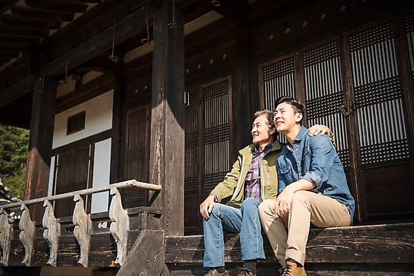 포토 JPG 주간 나무 응시 노년 남자 아들 로우앵글 여행 가족 어깨동무 휴식 한옥 미소 앉기 상반신 성인 야외 두명 옆모습 30대 한국인 가을 아빠 60대 안동 부자지간 성인남자만 군자마을 국내포토 자연요소 식물 한국전통 시선 계절 뷰포인트 포즈 컨셉 고건축 관계 모션 표정 사람 동양인 장년 마을 경상북도 남자만 성인만 파일형식