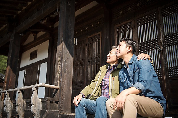 포토 JPG 주간 나무 응시 노년 남자 아들 여행 가족 어깨동무 휴식 한옥 앉기 상반신 성인 야외 두명 옆모습 30대 다정 한국인 올려보기 가을 아빠 60대 안동 부자지간 성인남자만 군자마을 국내포토 자연요소 식물 한국전통 시선 계절 뷰포인트 포즈 컨셉 고건축 관계 모션 사람 동양인 장년 마을 경상북도 남자만 성인만 파일형식